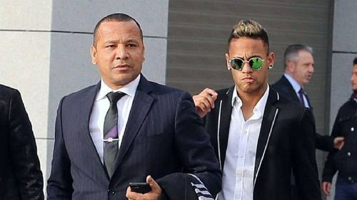 El padre de Neymar asumirá la fianza de un millón de euros para Dani Alves