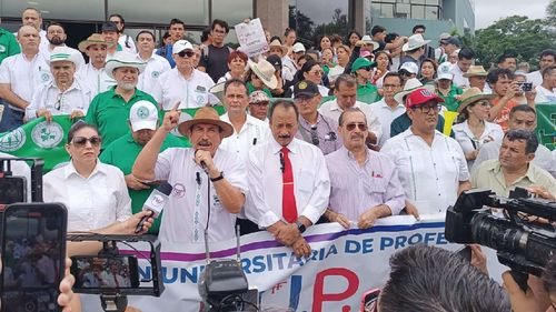 Marcha del sector salud y estatal cruceña en protesta contra la jubilación forzosa