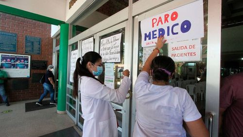Trabajadores del sector salud de Santa Cruz mantienen paro pese a acuerdo entre médicos y Cámara de Diputados