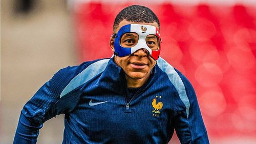 Mbappé entrena con máscara tras fractura de nariz en la Eurocopa-2024
