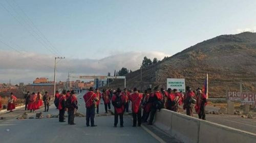 Ponchos Rojos bloquean rutas en La Paz; Utop dispersa gremialistas en la Ceja