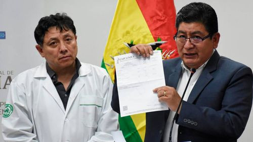 Ministro Montaño muestra resultados de sus pruebas y dice que &quot;no es ningún drogo&quot;