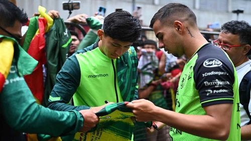 Residentes Bolivianos en Argentina realizan banderazo en apoyo a la selección