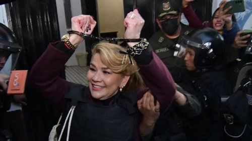 “No fue golpe, sí fue fraude”: Áñez exclama y alza las manos al salir del penal de Miraflores