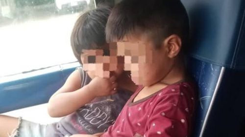 Padres olvidan a sus dos niños en el micro de la línea 96 amarilla en Santa Cruz