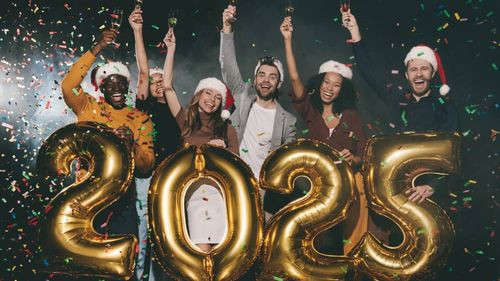 ¿Qué colores de ropa se debe usar para atraer el amor, dinero y felicidad el 2025?