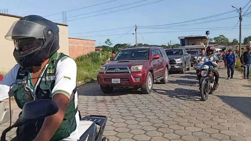 Evo Morales escoltado por fuerte contingente de seguridad sindical, en Chimoré