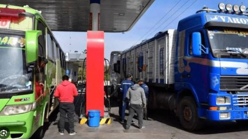 Transportistas denuncian falta de combustible en provincias; YPFB asegura que la distribución es ‘normal’