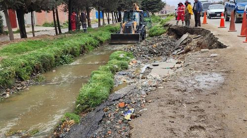 Alcaldía de El Alto interviene en desprendimiento de plataforma por crecida de río