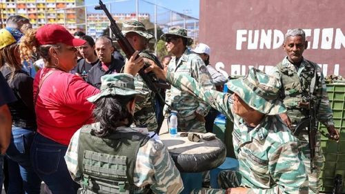 Maduro entrega fusiles rusos a civiles antes de asumir un nuevo mandato en Venezuela