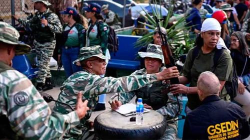 Maduro arma a civiles para responder ante amenazas opositoras en su jura presidencial