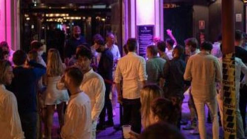En pelea callejera, 20 personas intentaron detener a un hombre, que terminó noqueando a cinco