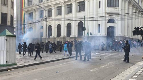 La Policía gasifica a la marcha evista en el centro de La Paz