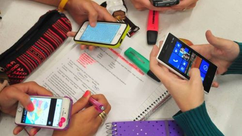 Lula promulga ley que prohíbe celulares en escuelas de Brasil