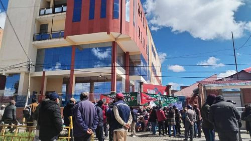 Protesta vecinal cierra subalcaldía del Distrito 6 y afecta a 22 urbanizaciones