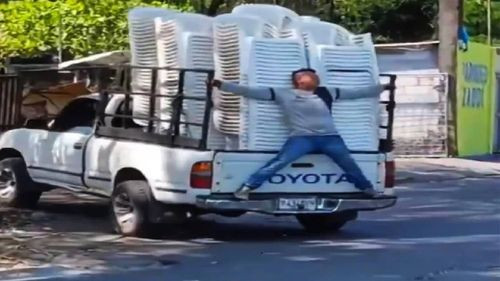 Hombre sostiene sillas en una camioneta y se convierte en el Spider-Man de Guatemala