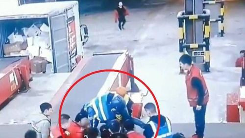Hombre pierde el pie al jugar en la cinta transportadora de una fábrica