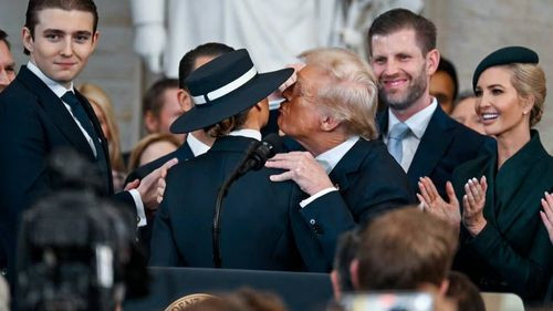 Donald Trump: el beso que Melania recibió con incomodidad y estalló las redes sociales