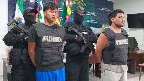 Director de la FELCC presenta a dos sujetos acusados de robo en motocicleta