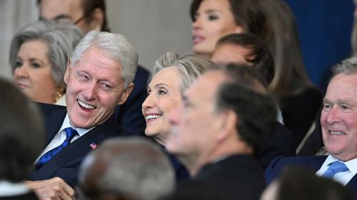 Hillary Clinton se ríe mientras el presidente Trump anuncia planes para cambiar el nombre del golfo de México a golfo de América