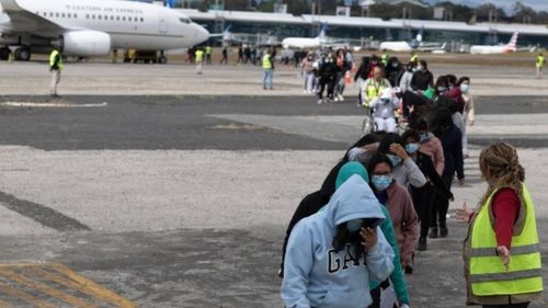 Migrantes permanecen en sus hogares por temor a las amenazas de deportación masiva de Trump