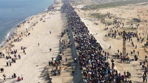  Miles de palestinos desplazados vuelven al norte de Gaza
