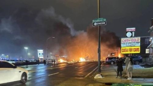 Avión se estrella contra casas y autos, se reportan muertos