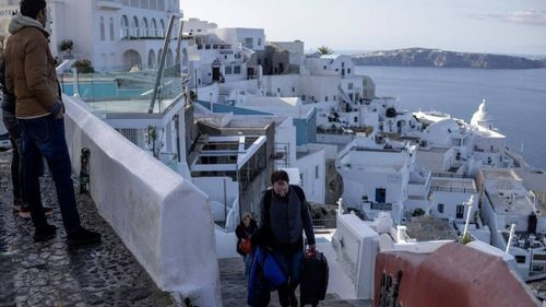 Miles de personas abandonan Santorini (Grecia) tras registrarse más de 550 terremotos en una semana
