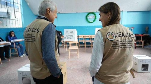 Noboa denuncia “irregularidades”, pero UE y OEA descartan un fraude electoral