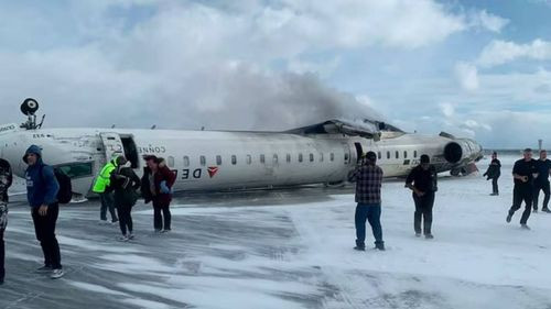 Avión se voltea en pista de aterrizaje de Aeropuerto de Toronto