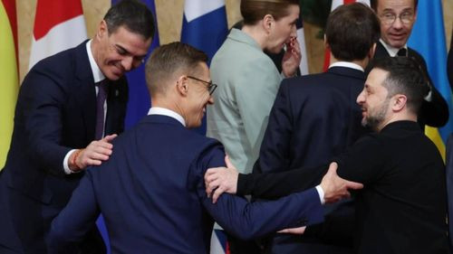Zelenski y los líderes Europeos protagonizan una foto de familia llena de gestos de afecto en Londres