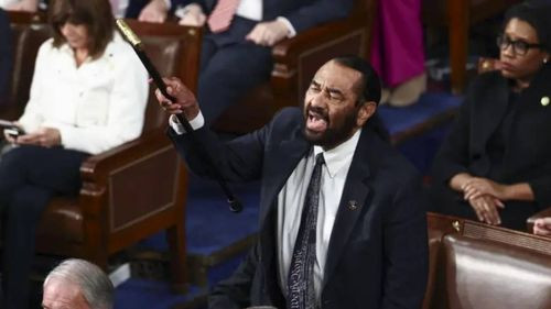 Al Green interrumpe discurso de Trump en el Congreso y es expulsado del hemiciclo