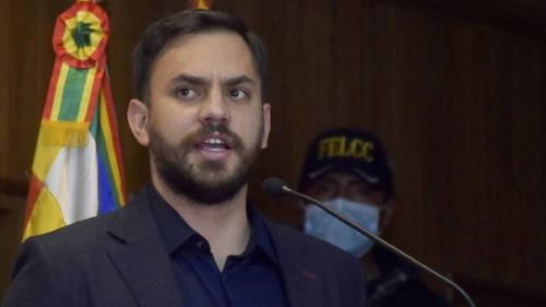 Del Castillo afirma que Evo “ridiculiza” al Trópico y que los “palitos” no impedirán su aprehensión