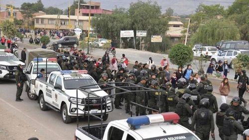 Más de 500 policías se movilizan desde Santa Cruz para limpiar la carretera a Cochabamba