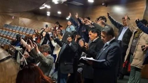 Un grupo de evangélicos ora en la Cámara de Diputados para “sacar a los demonios”