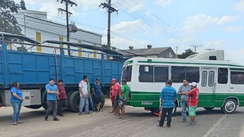  Choferes bloquean en la Doble Vía a La Guardia y exigen abastecimiento de diésel