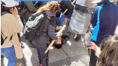 Maestros se crucifican en el Ministerio de Educación y la Policía los gasifica