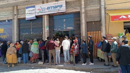 Escasez de aceite provoca largas filas y malestar en puntos de venta de Emapa