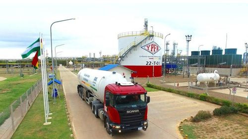 Las primeras 130 cisternas que llegarán a Bolivia con combustible alcanzan para 20 días