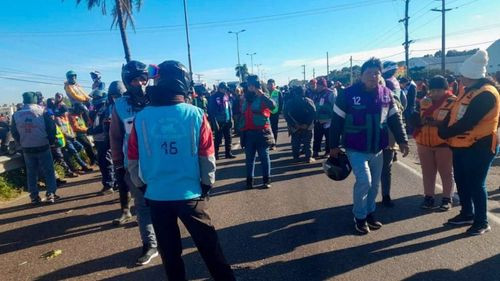 Mototaxistas bloquean ruta Santa Cruz-Warnes debido al tema del pasaje