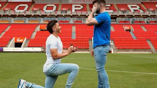 El Futbolista Josh Cavallo, Pionero en la Diversidad, Propone Matrimonio en el Campo de Juego