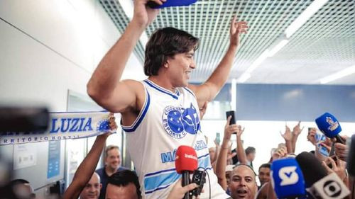 Martins es recibido como héroe en Brasil tras su destacada actuación internacional