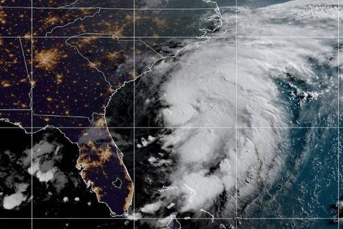 La tormenta tropical Chantal toca tierra en Carolina del Sur y avanza hacia el norte con lluvias intensas