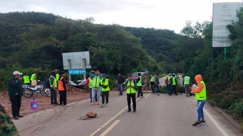 Mototaxistas de Samaipata inician bloqueo indefinido por daños mecánicos atribuidos a mala calidad del combustible