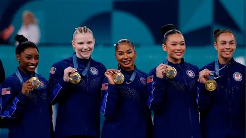 Simone Biles y su equipo rinden homenaje a una serie clásica de televisión con su nuevo nombre