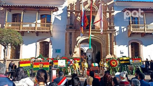 Sucre rinde homenaje a Juana Azurduy con ofrendas florales