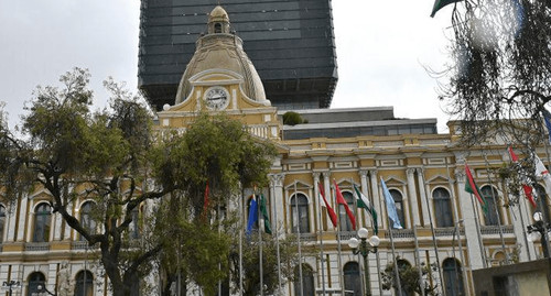 Tensión en plaza murillo por cruce entre seguidores antes de reunión con paz