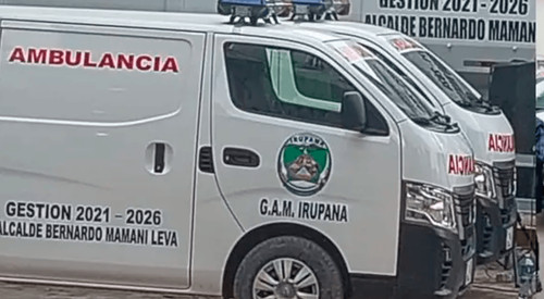 Polémica en irupana: alcalde pone su nombre en ambulancias y maquinaria municipal