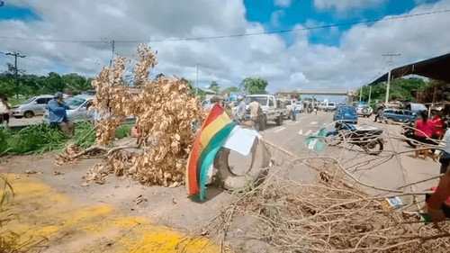 bloqueo indefinido en yapacaní corta la ruta santa cruz–cochabamba
