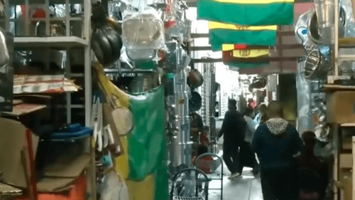 Tres jóvenes roban celular a comerciante en el Mercado La Pampa